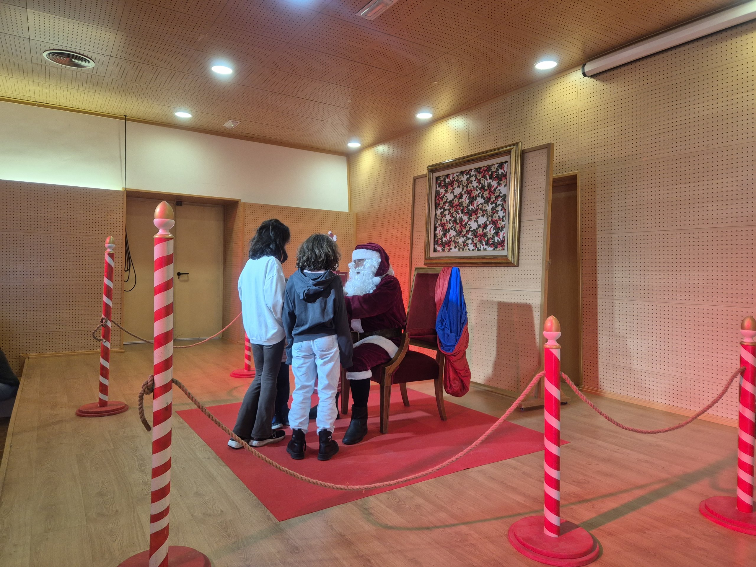 Papá Noel conversando con dos niñas.