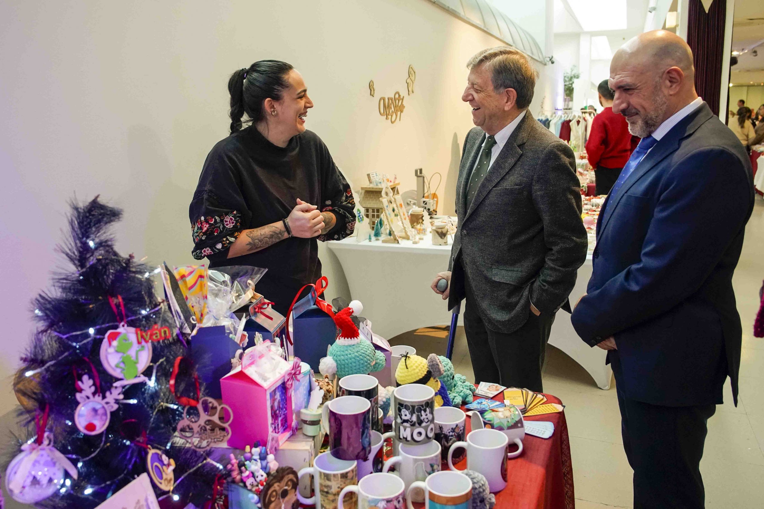 El alcalde y el concejal visitando el Mercado de Navidad.