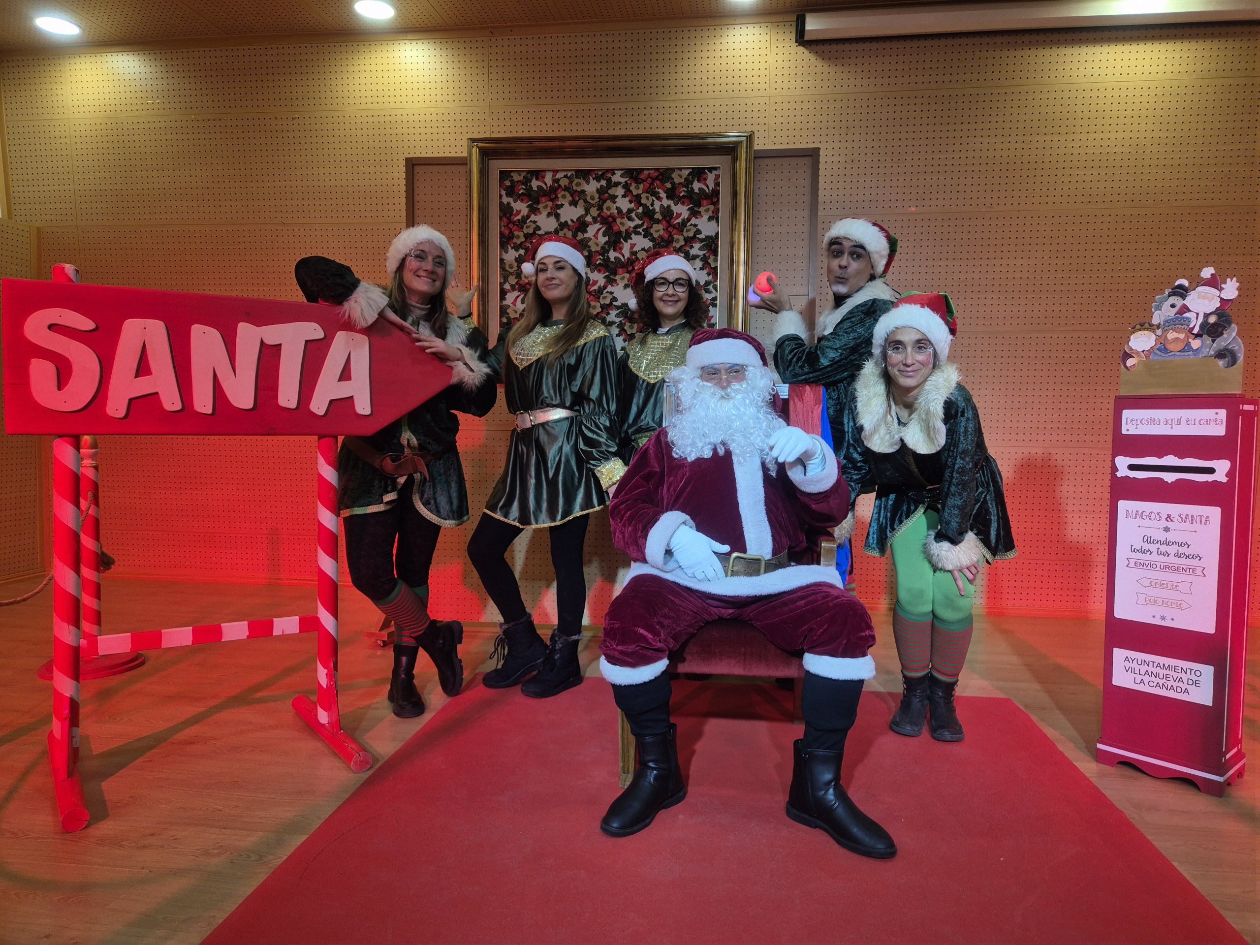 Papá Noel y sus elfos.