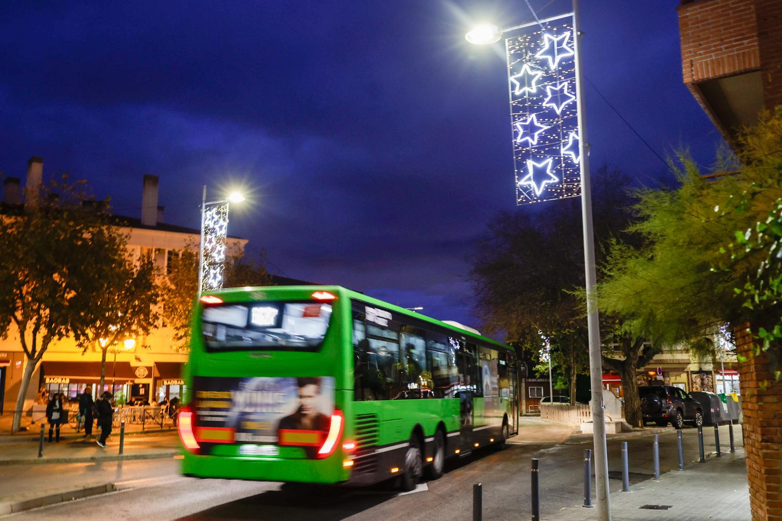 Adornos navideños en el centro urbano.