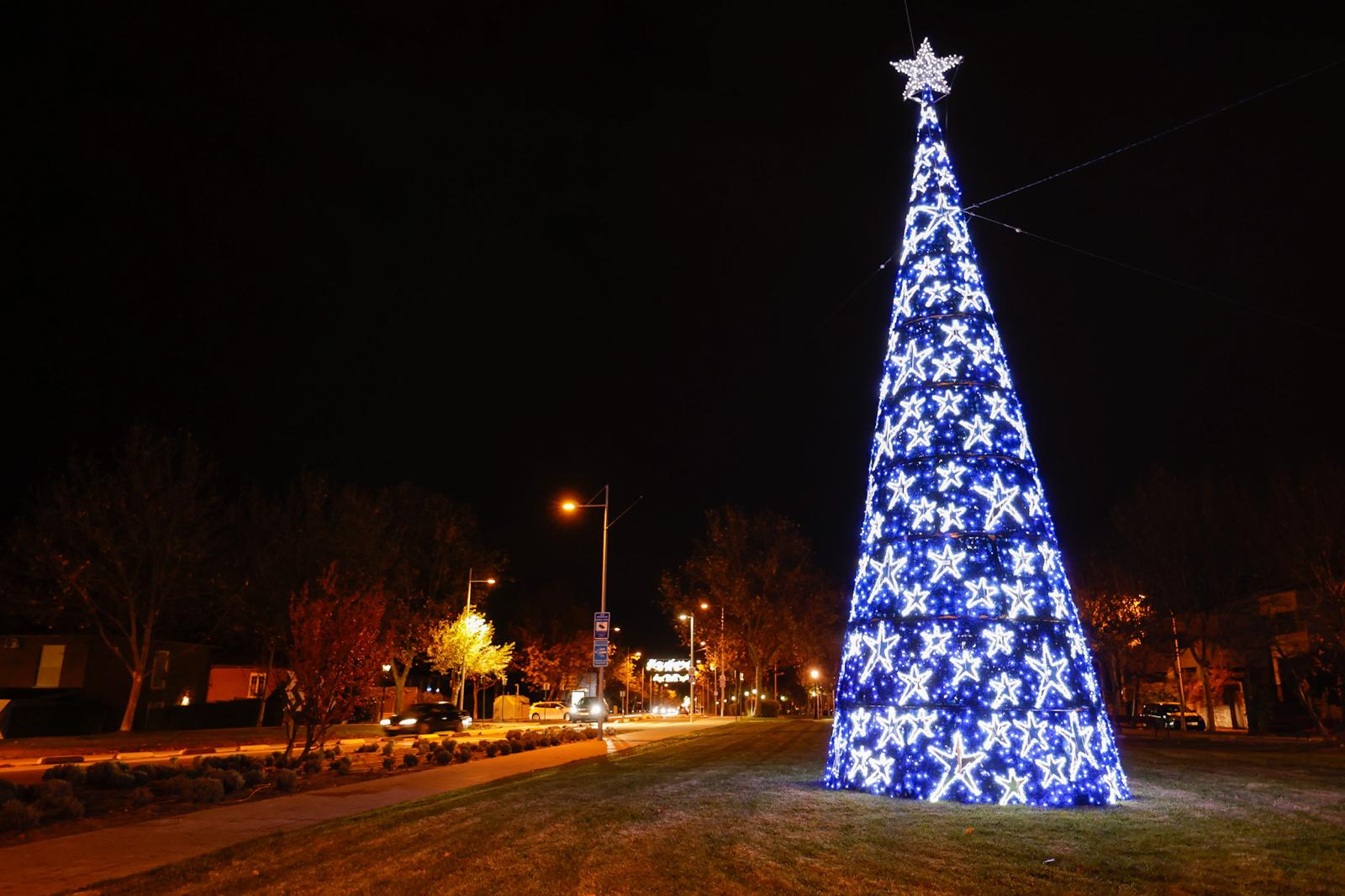 Árbol de luces en la calle Real.