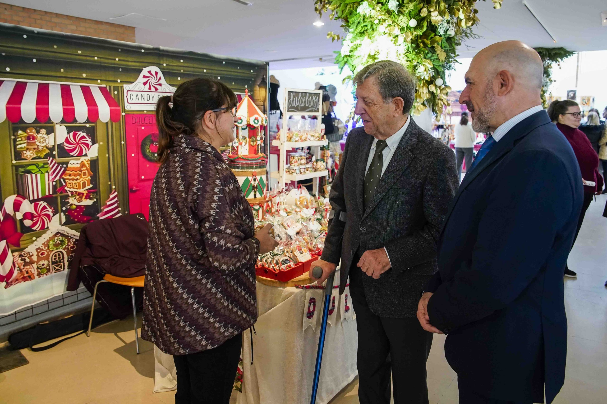El alcalde y el concejal visitando el Mercado de Navidad.