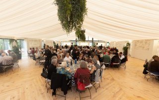 Imagen del salón durante la comida de mayores.