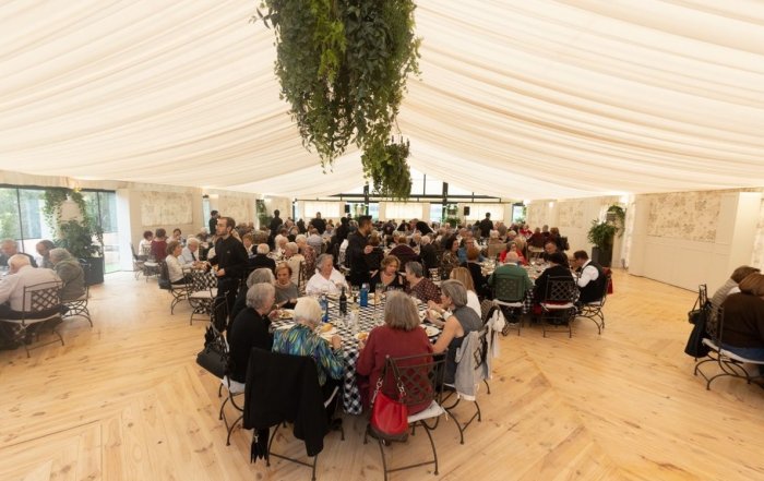 Imagen del salón durante la comida de mayores.