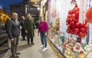 El jurado visitando los escaparates participantes.