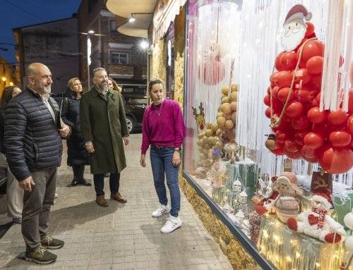 El jurado visita los establecimientos participantes en la nueva edición del Concurso de Escaparatismo Navideño