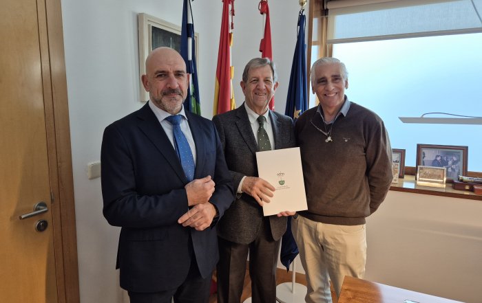 El alcalde, Luis Partida, junto al concejal de Economía, Empleo y Actividades Económicas, Francisco Álvaro, y el subdirector de Cáritas Diocesana de Getafe, César García.