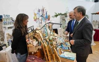El alcalde y el concejal visitando el Mercado de Navidad.