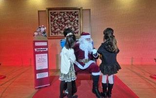 Papá Noel conversando con un grupo de niños.