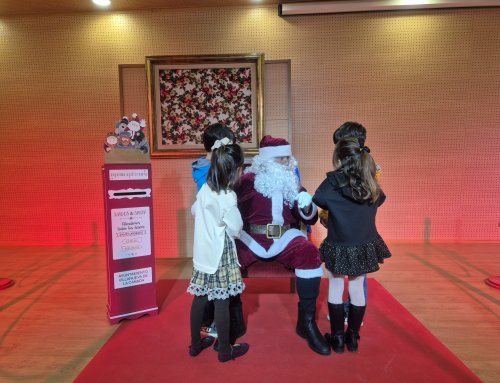 Papá Noel, fiel a su cita con abuelos y nietos