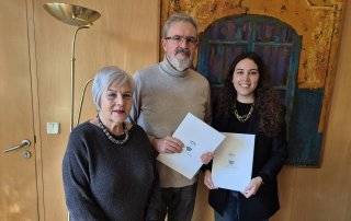 La concejala de Hermanamientos junto al presidente y a la vicepresidenta de la ACH.