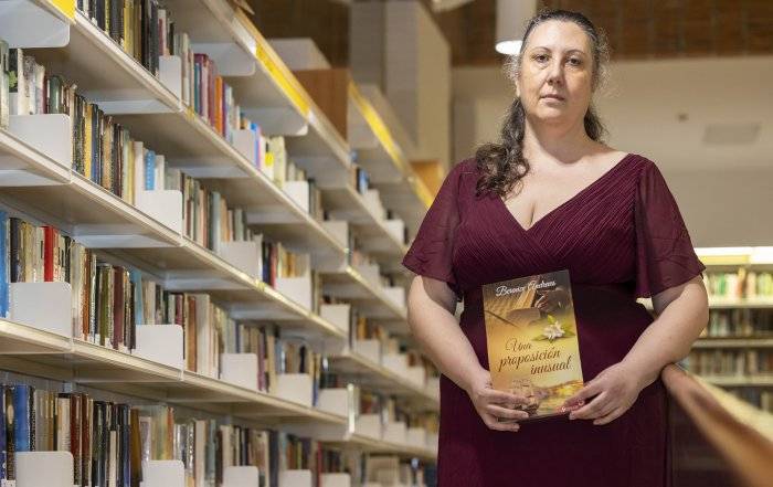 La escritora Berenice Andrews en la Biblioteca Municipal F. Lázaro Carreter.