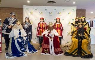 Imagen de Sus Majestades de Oriente junto a los pajes reales.