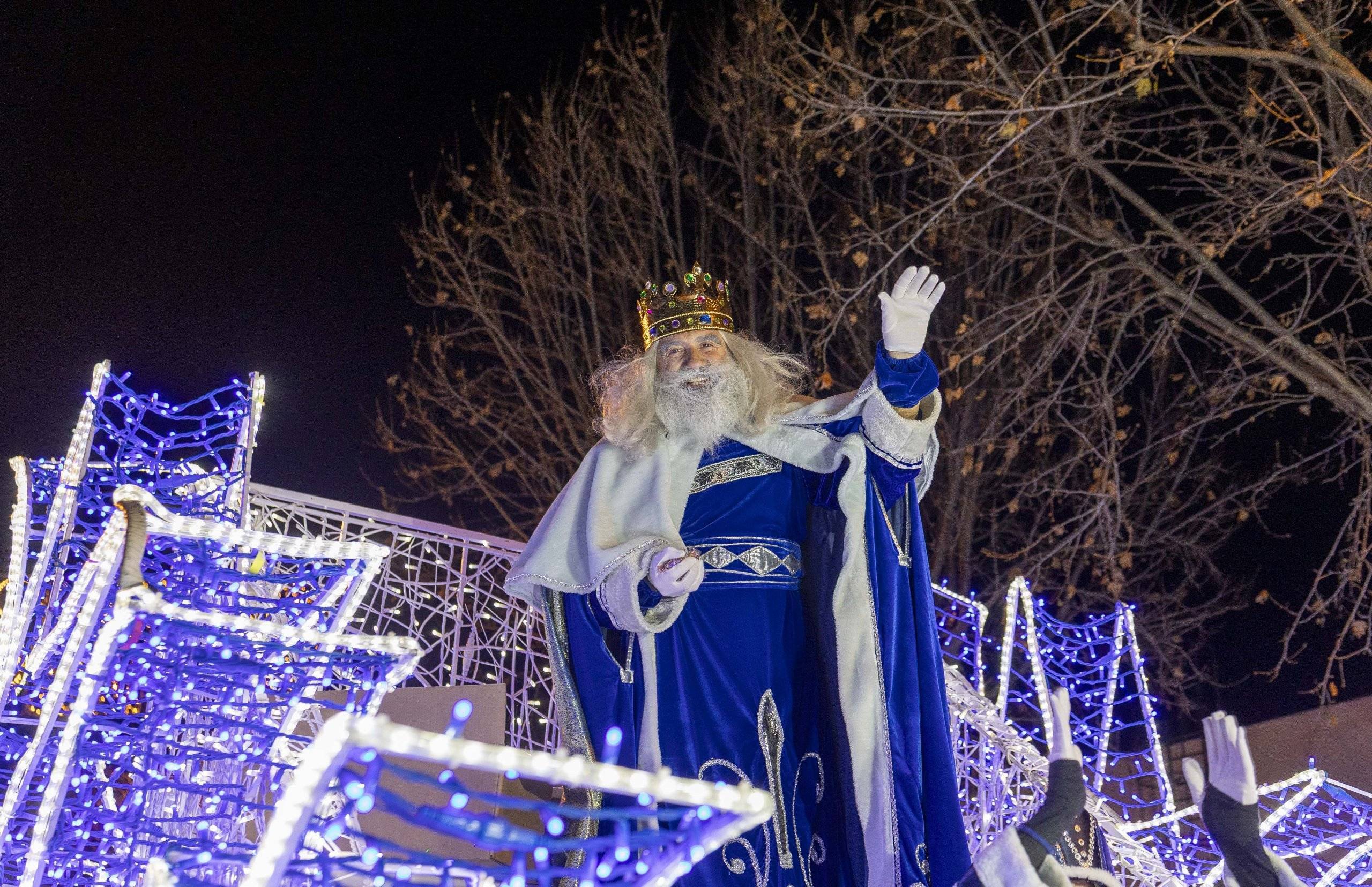 El rey Mechor saludando desde su carroza.