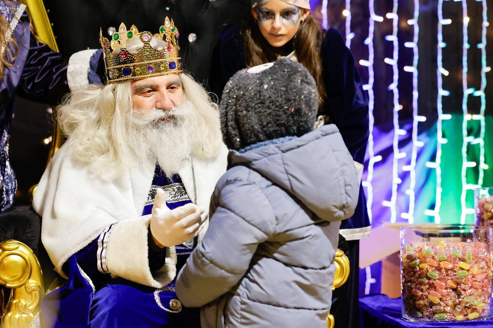 El rey Melchor recibiendo las peticiones de los más pequeños.