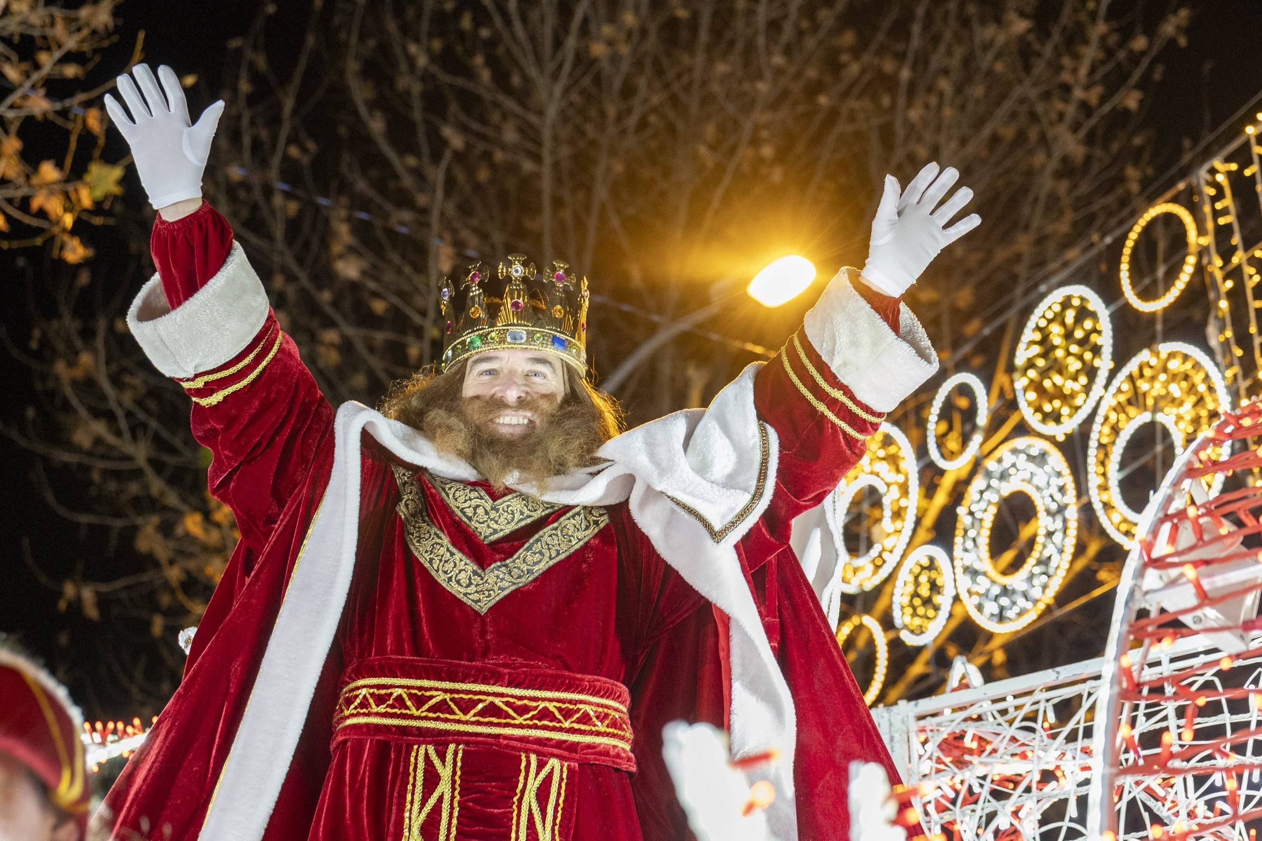El rey Gaspar saludando desde su carroza.