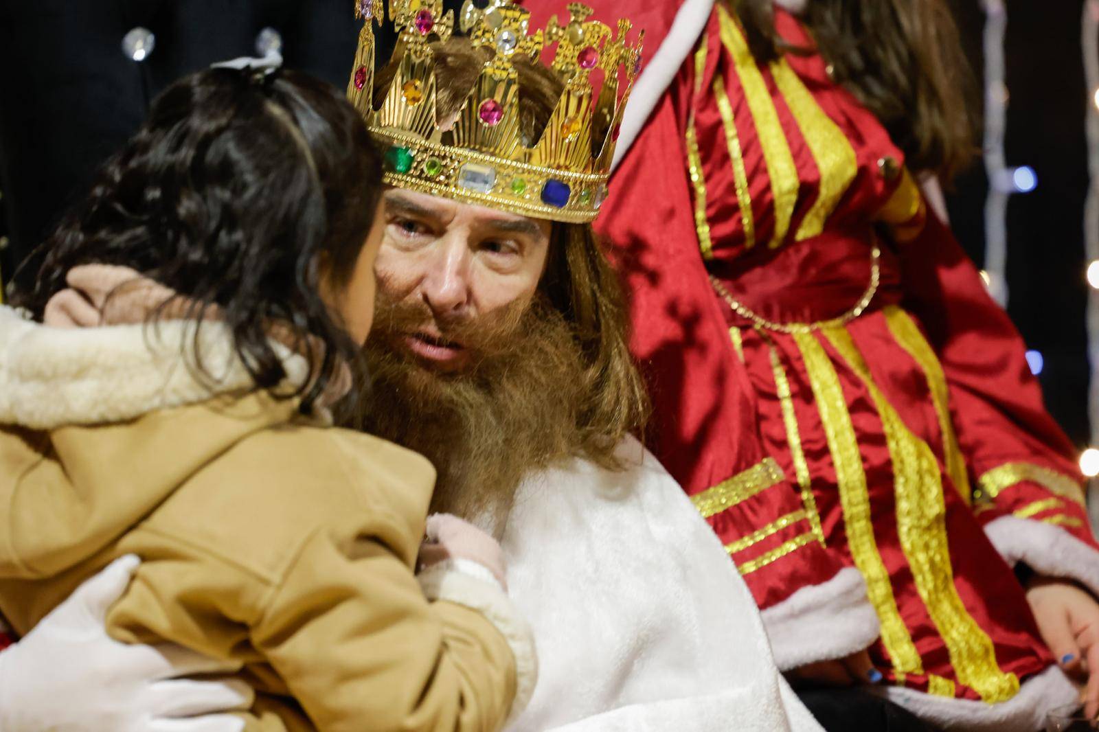 El rey Gaspar recibiendo las peticiones de los más pequeños.