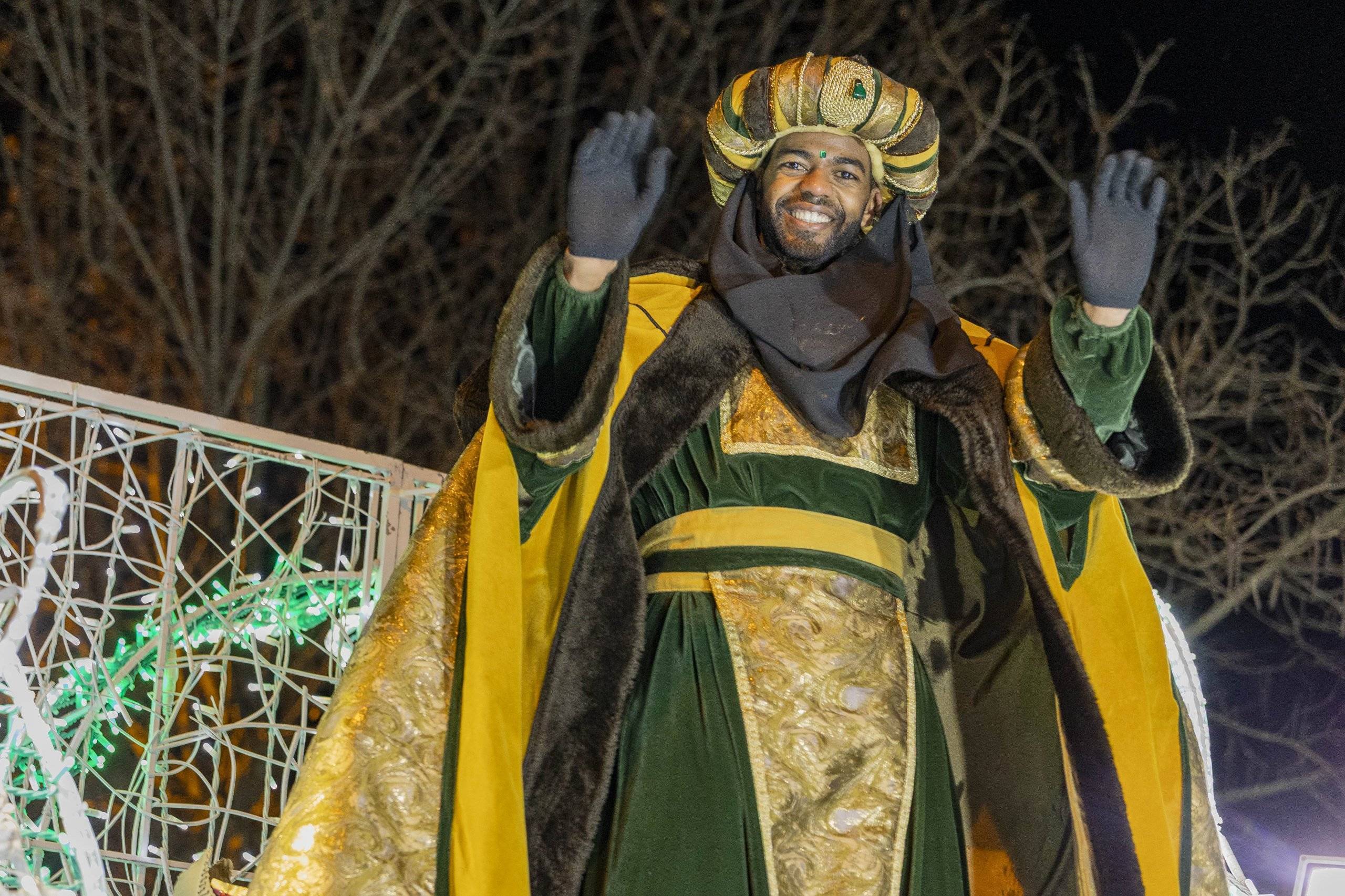 El rey Baltasar saludando desde su carroza.