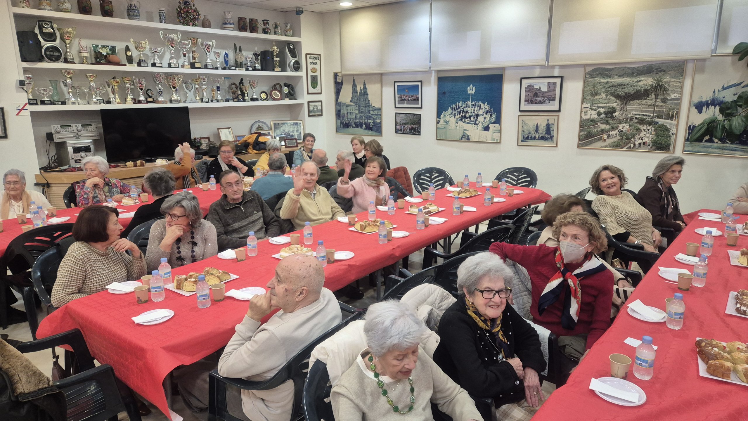 Mayores merendando durante la Fiesta del Roscón.