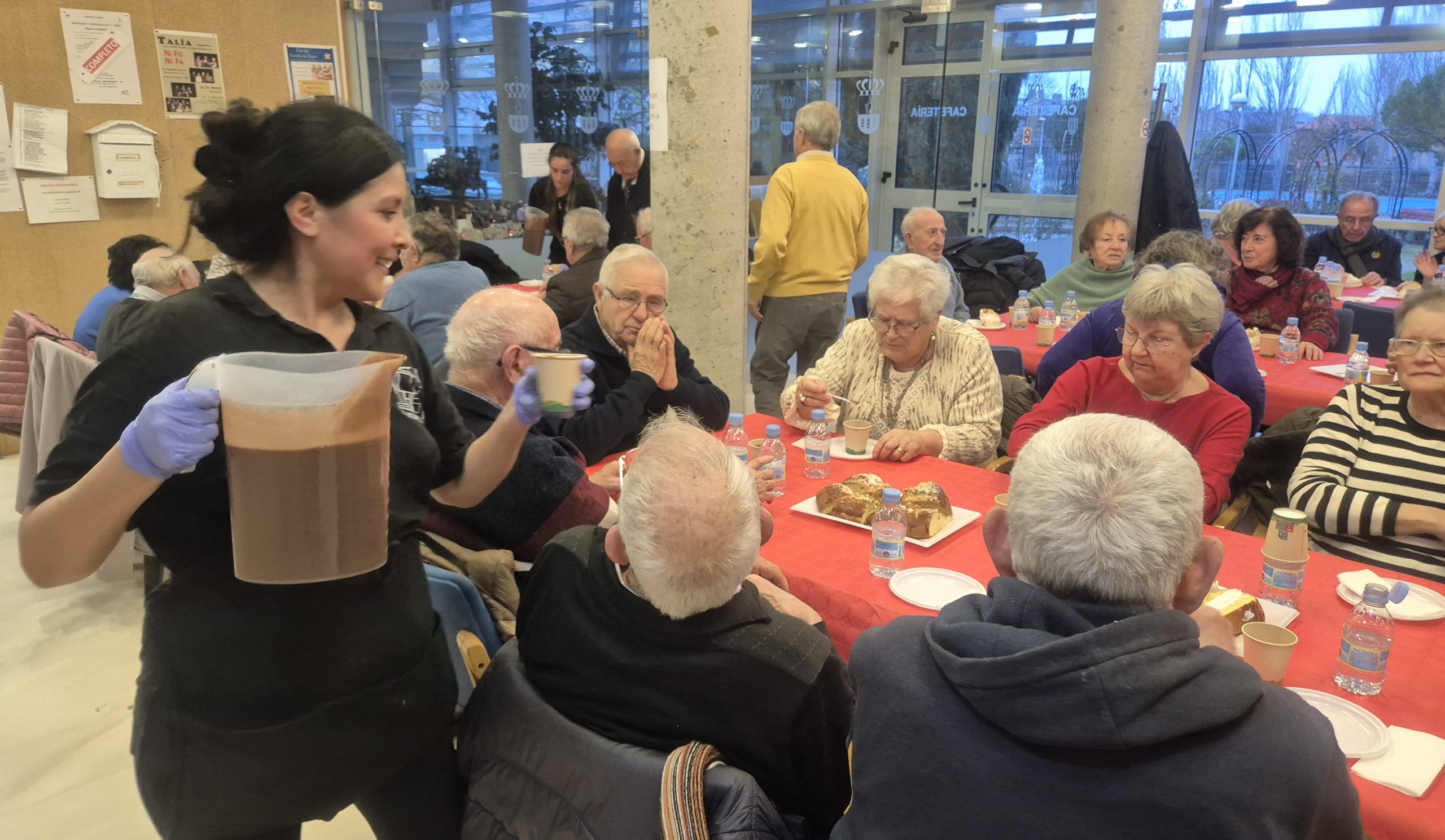Mayores merendando durante la Fiesta del Roscón.