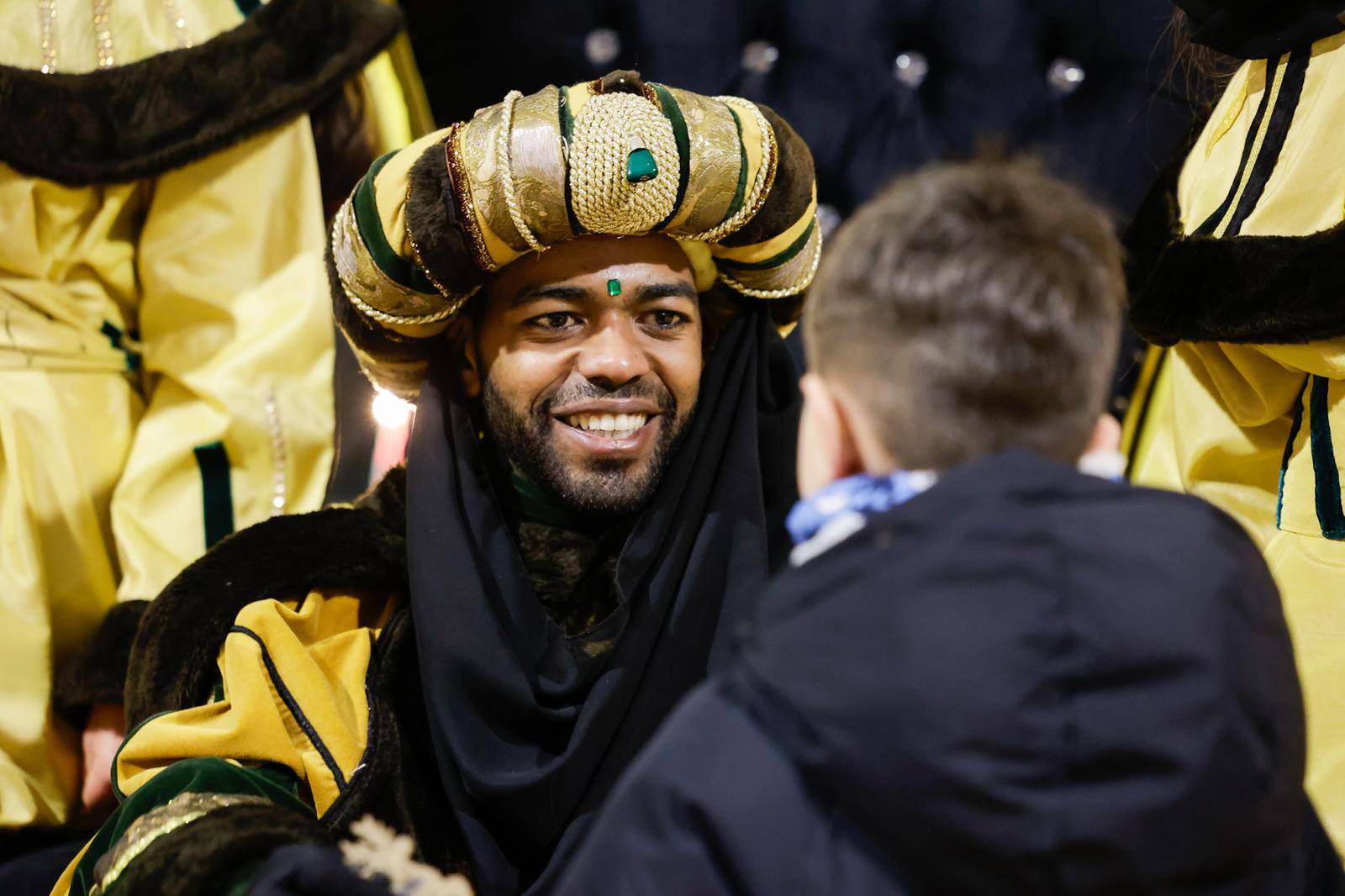 El rey Baltasar recibiendo las peticiones de los más pequeños.