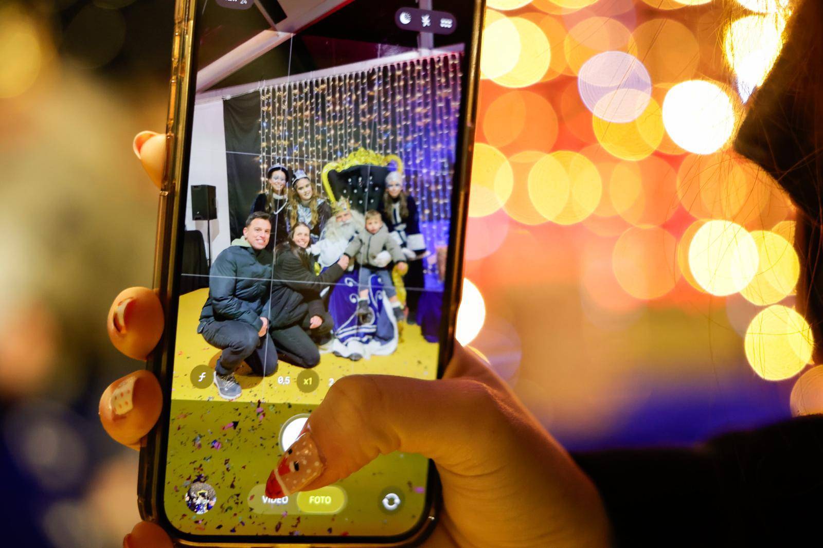 Vecinos villanovenses con el rey Melchor y sus pajes reales.