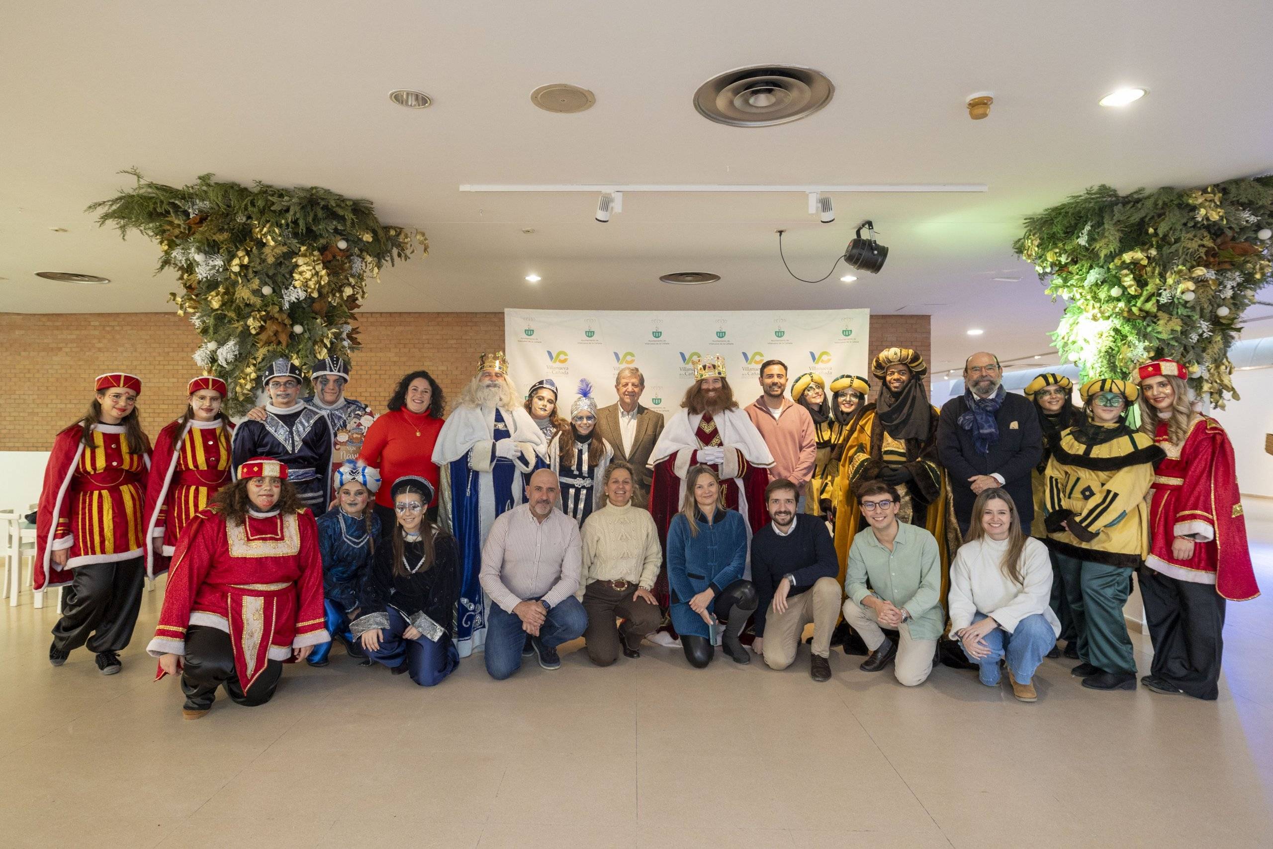 Sus Majestades de Oriente junto al alcalde y concejales de la Corporación Municipal.