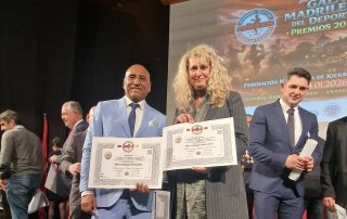 Imagen de la directora del CEIPSO Padre Garralda, Eva Peña, recibiendo el reconocimiento.