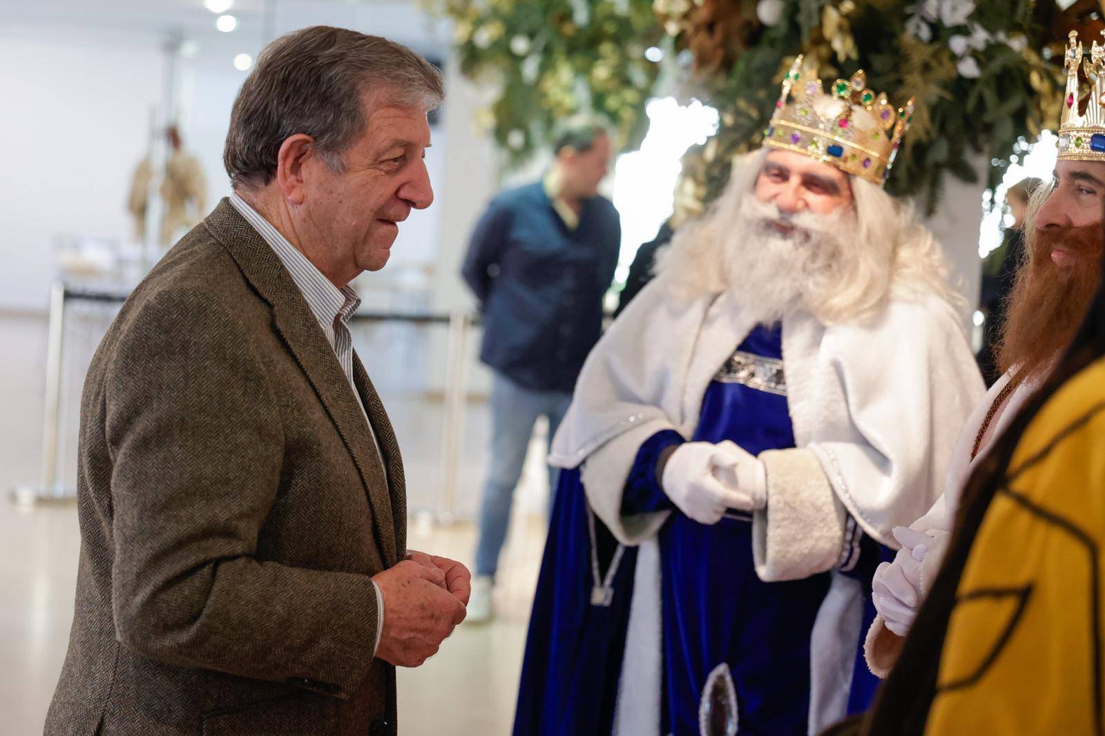 El alcalde, Luis Partida, saludando a los reyes Melchor y Gaspar.
