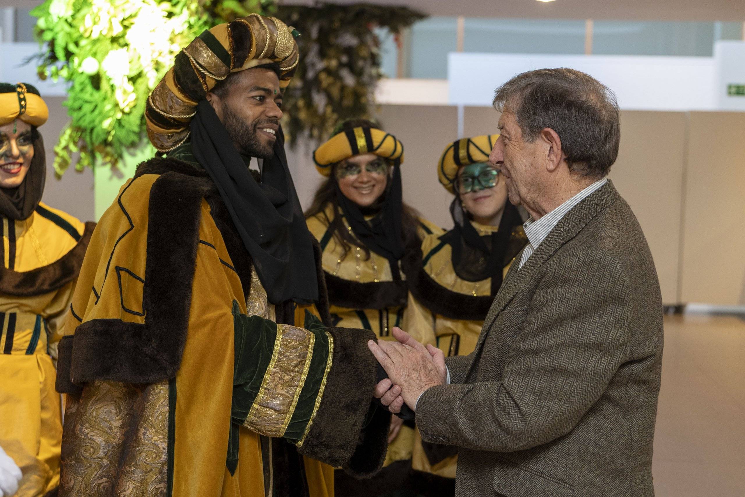 El alcalde, Luis Partida, saludando al rey Baltasar.