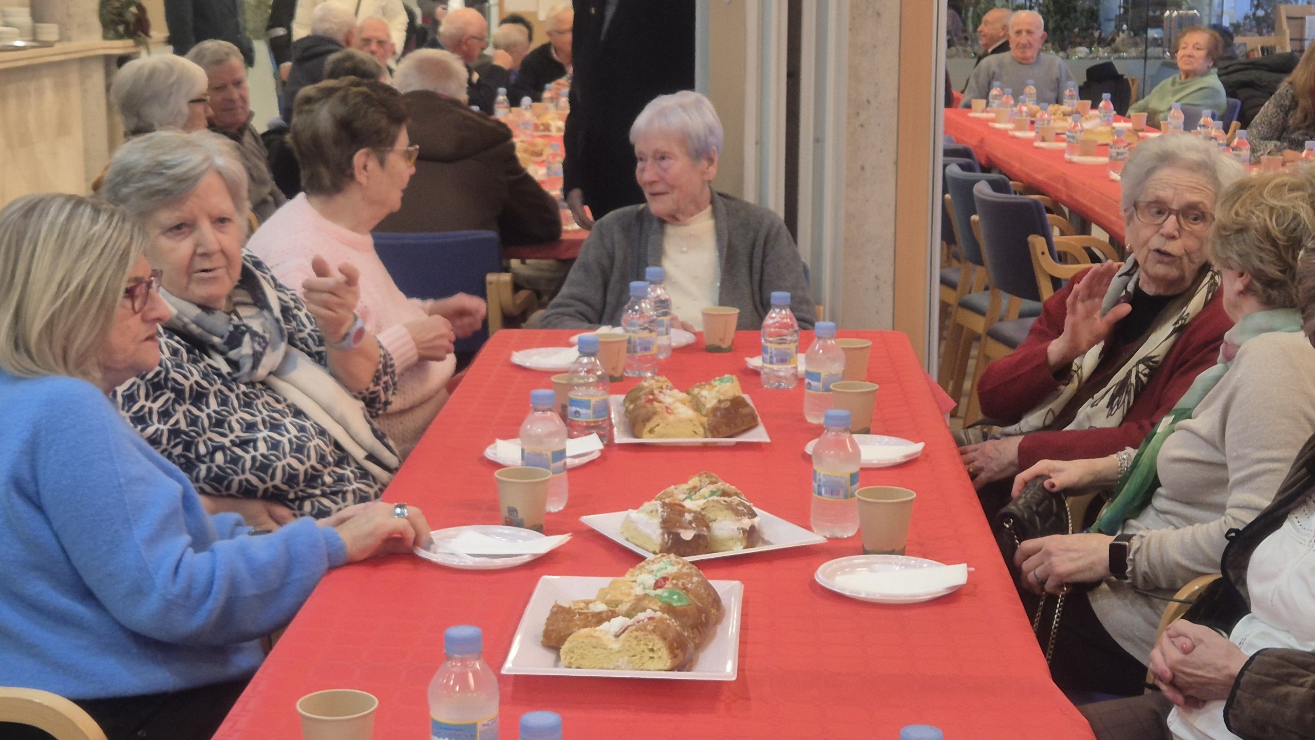 Mayores merendando durante la Fiesta del Roscón.