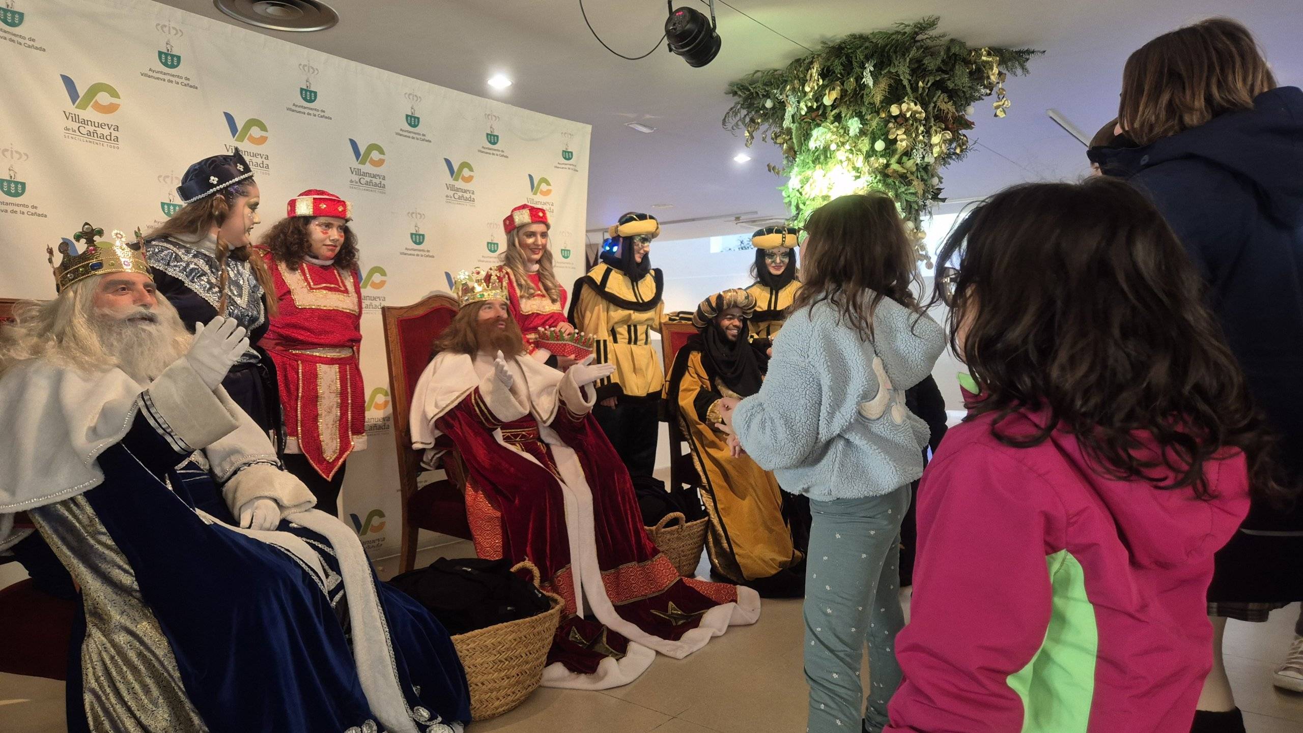 Sus Majestades recibiendo a algunos niños de la Asociación Conciencia TEA.