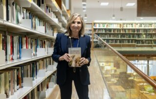 Imagen de la autora Belén Junco junto a su última novela en la Biblioteca Municipal F. Lázaro Carreter.