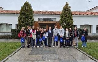 Foto de familia delante de la Casa Consistorial.