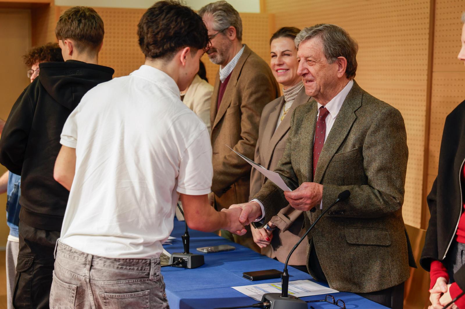 El alcalde, Luis Partida, entregando uno de los diplomas.