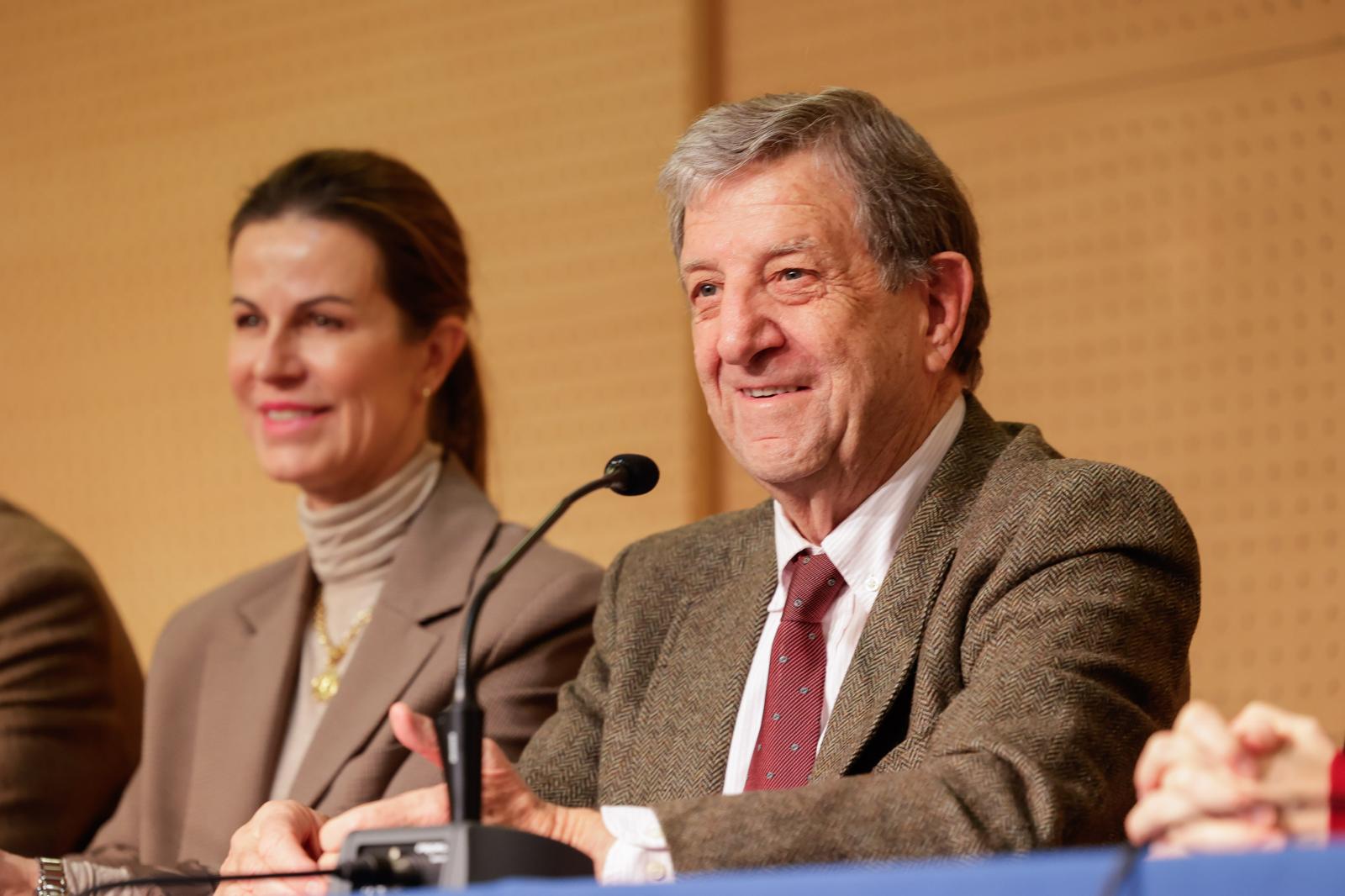 El alcalde, Luis Partida, junto a la concejala de Educación, Cristina Hernández.