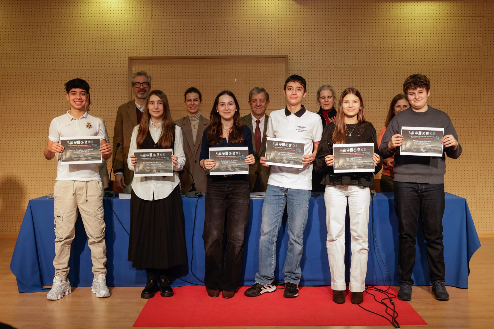 Alumnos del IES Las Encinas recogiendo sus diplomas.