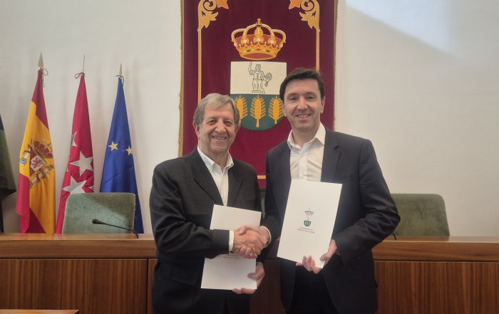 El alcalde, Luis Partida, y su homólogo en Valdemorillo, Santiago Villena, tras la firma del convenio.