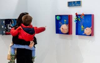 Vecinos visitando las exposiciones.