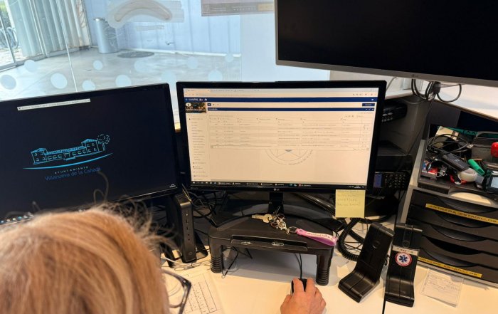 Agente de policía utilizando el nuevo software en un ordenador.