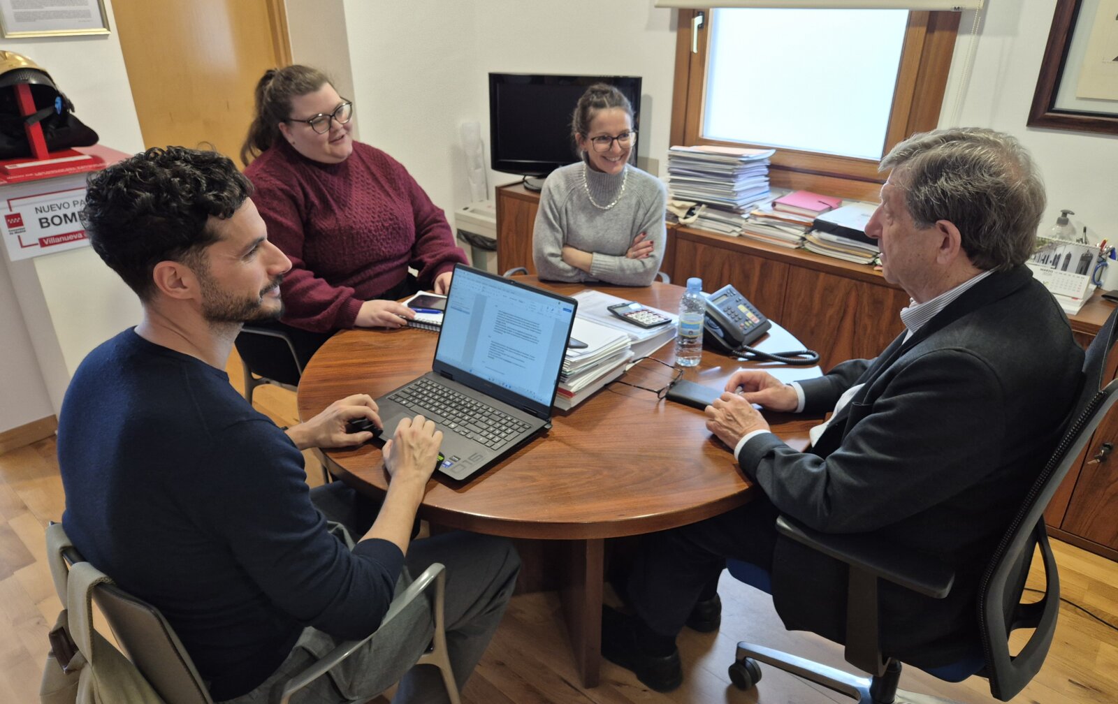 Reunión del alcalde y la concejala de Fomento con el equipo de trabajo del proyecto.