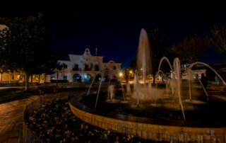 Fuente de la plaza de España y edificio del antiguo ayuntamiento.