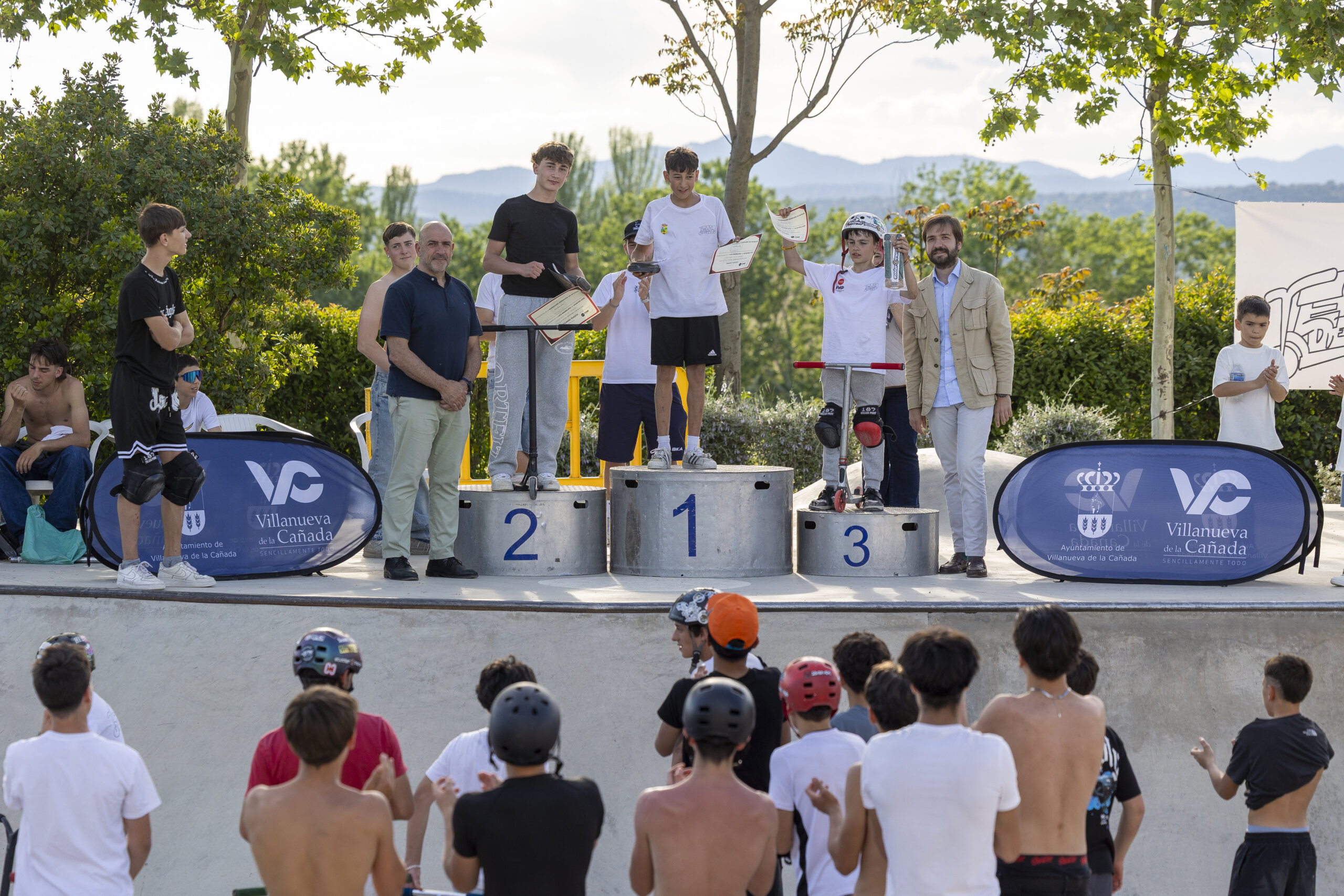 Los concejales de Economía y Urbanismo junto a ganadores en Campeonato de Scooter.