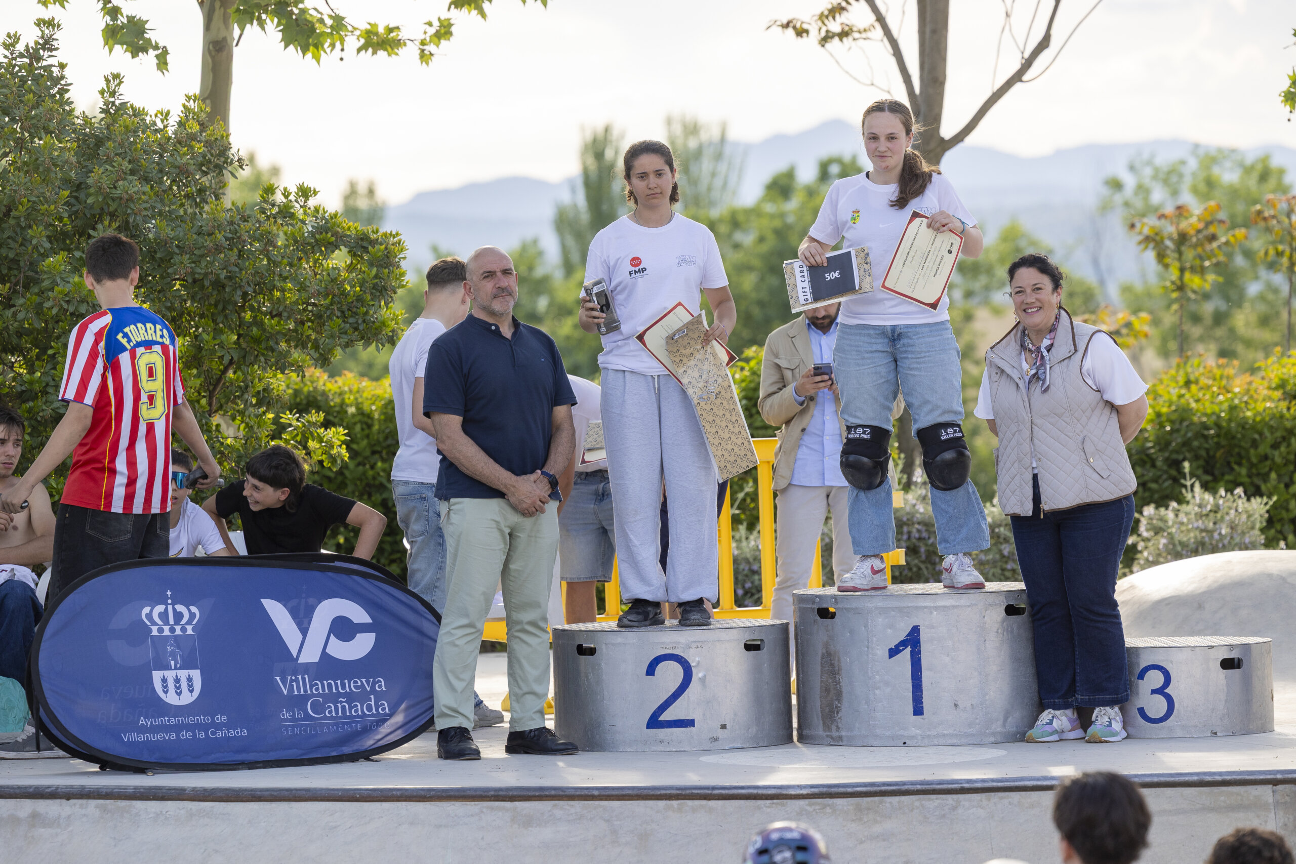 El concejal de Economía y la concejala de Recursos Humanos, junto a ganadores en Campeonato de Scooter.