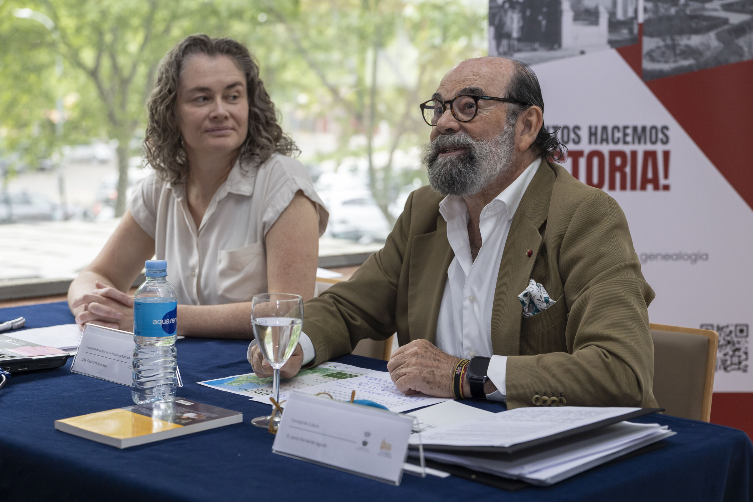 La presidenta de la Asociación Histórica Aulencia y el concejal de Cultura durante la conferencia.