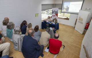 Conferencia en el auditorio de la Biblioteca Municipal.
