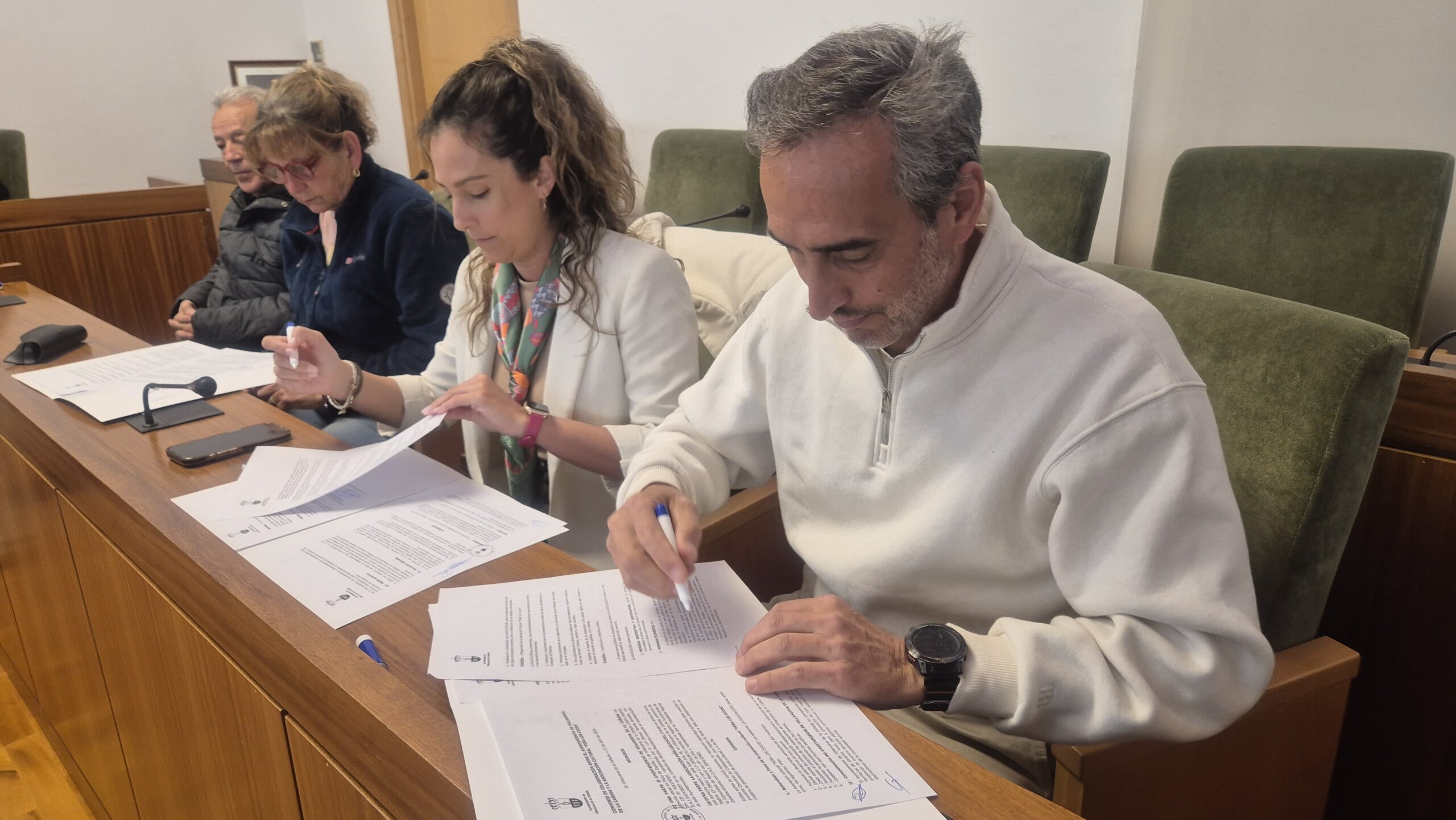 Los representantes de las peñas durante la firma del convenio.