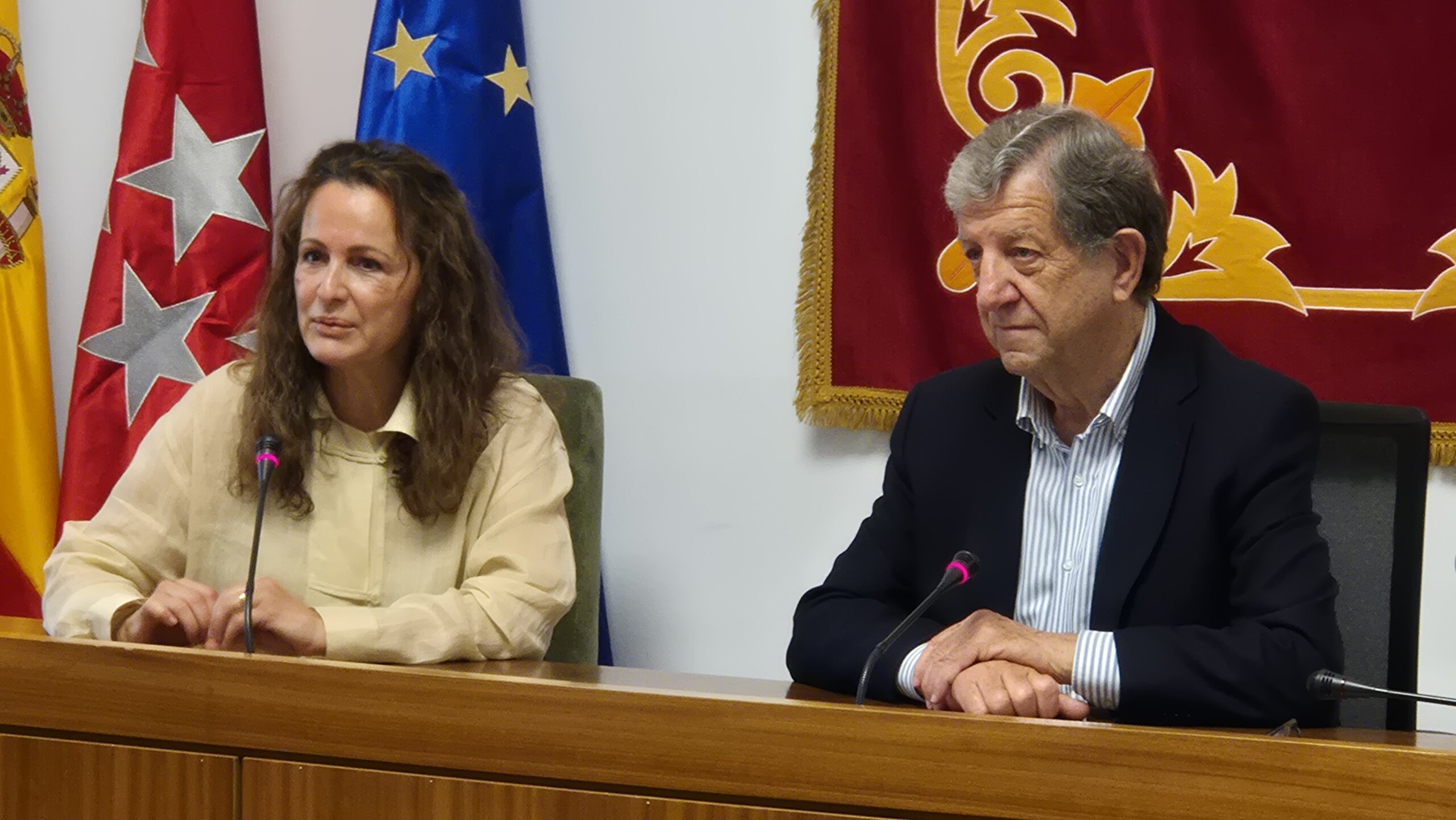 El alcalde, Luis Partida, y la vicepresidenta de la Asociación Española contra la Meningitis (AEM), Elena Moya.