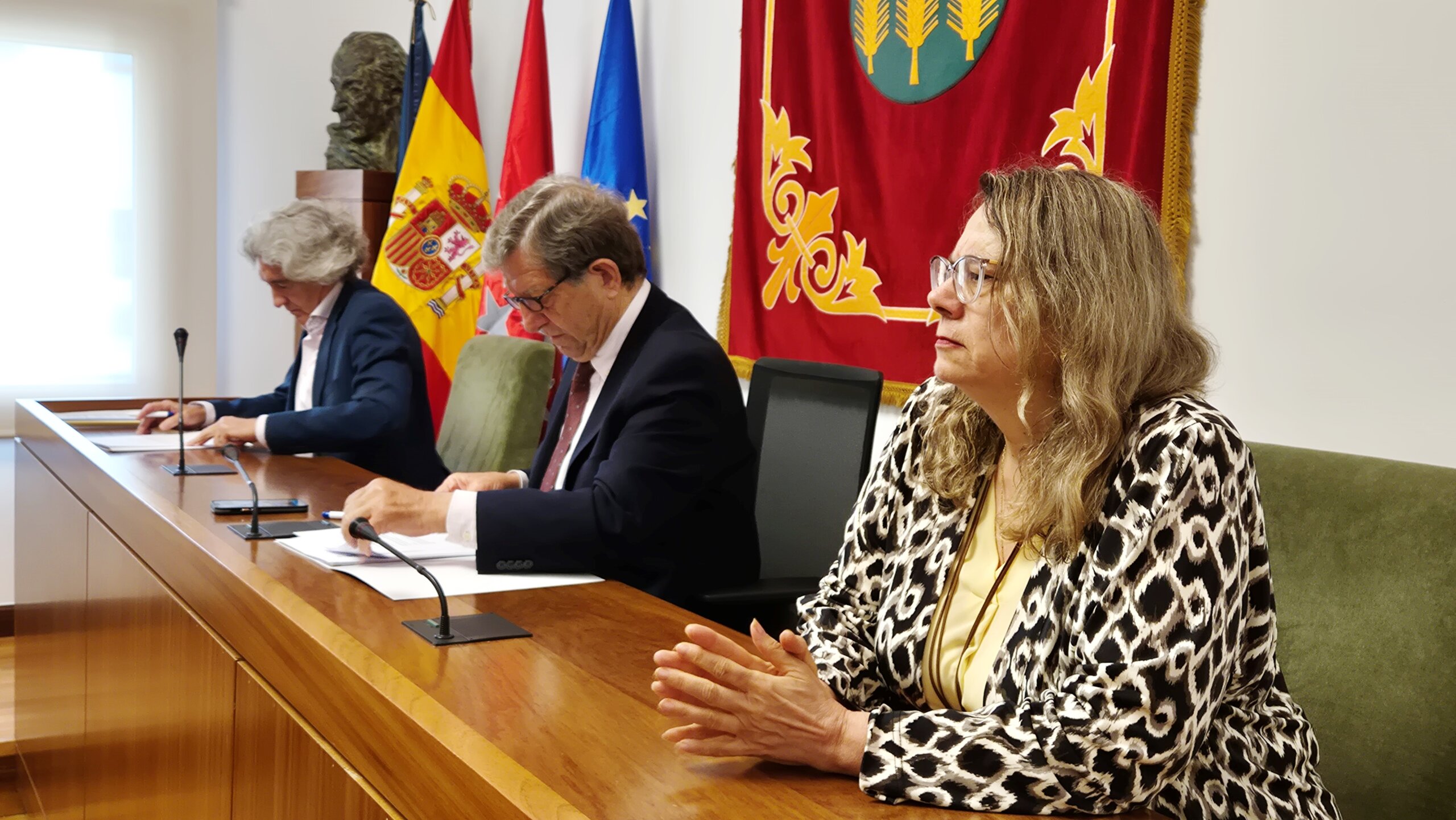 Autoridades durante la celebración del Pleno.