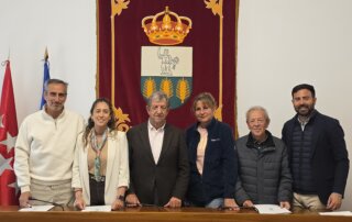 El alcalde junto a los miembros de las peñas tras la firma del convenio.